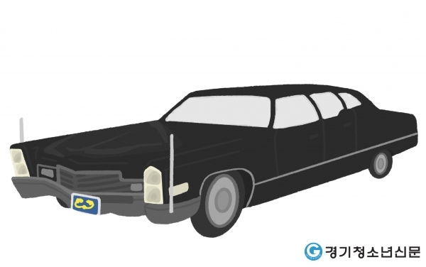 박정희 대통령의 의전차는 1968년 미국 제너럴모터스에서 생산한 ‘캐딜락 프리트우드 75 세단’이다.