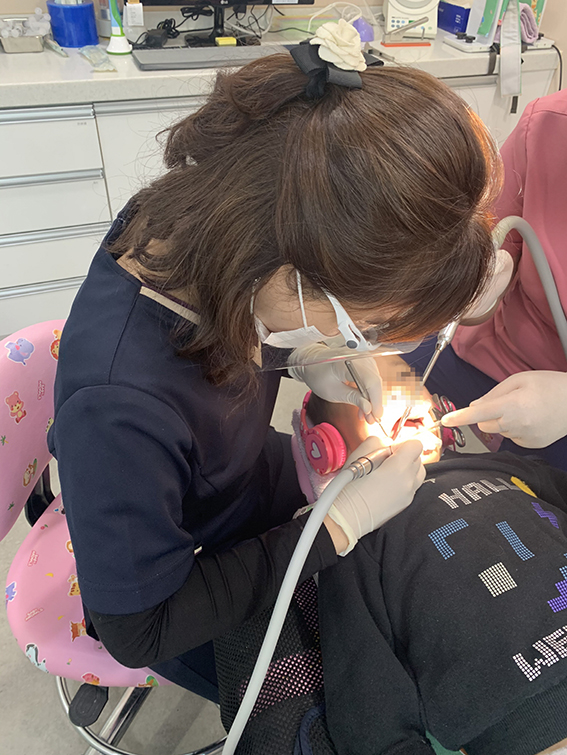 한 아동이 협력 치과의원에서 치과치료를 받고 있다. / 사진 = 수원시