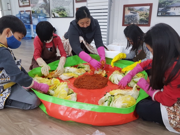 남한산성초등학교 학생들이  어려운 이웃에게 전달할 김장김치를 담그고 있다. / 사진 = 광주시