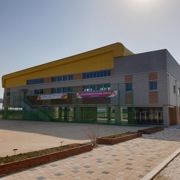 지난1월 완공한 남촌초등학교 실내체육관 전경 / 사진 = 용인시