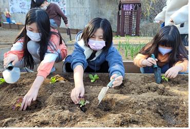 '지구를 사랑하는 꼬마 농부' 활동 사진 / 만안청소년수련관