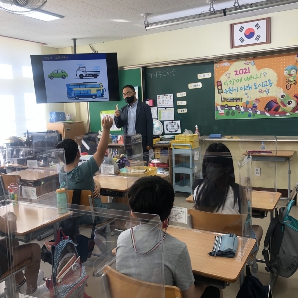 16일 동신초등학교에서 진행된 '미래형 도시교통정책 교육' 모습 / 사진 =수원시