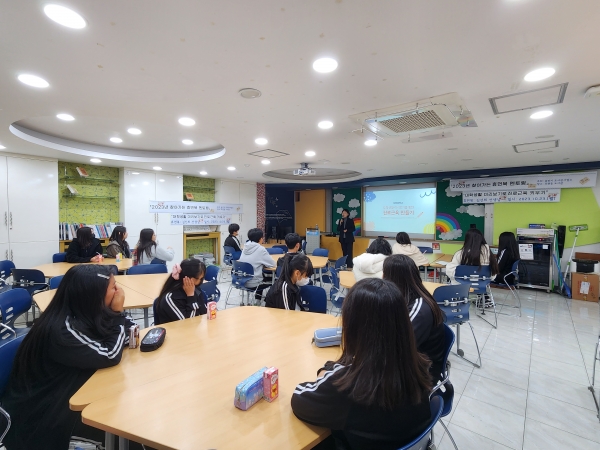 지난 10월 23일 모현중학교에서 휴먼북 멘토링 진행. / 사진 = 용인특례시 제공